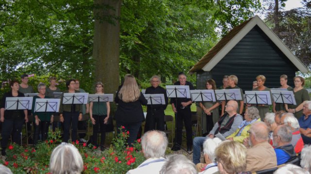 Efkes stille staon bie (vrijdag 10 juni 2022)